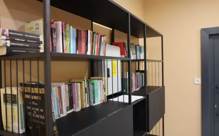 Sakarya’da Öğrenciler Çamaşır Beklerken Kitap Okuyor