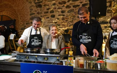 İzmir Yeni Bir Festival Kazandı: Başkan Tugay Tire’de Önlük Giydi, Mutfağa Girdi