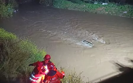 Menderes’te Araç Dereye Uçtu İtfaiye Seferber Oldu
