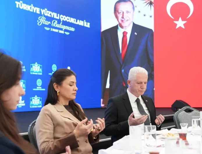 Vali Davut Gül, Başarılı Öğrencilerle İftar Programında Buluştu