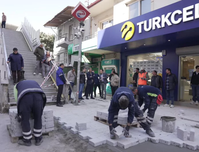 Bayraklı Sevgi Yolu’nda Yenileme Çalışmaları Hız Kesmeden Sürüyor