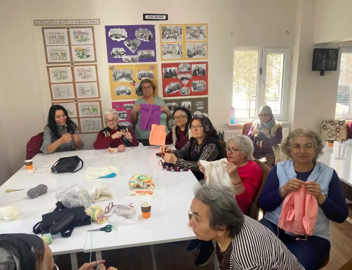 Koca Çınar Müdavimlerinden Halk Market’e Bayram Hediyesi