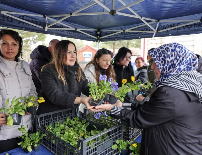 Mezarlıkta Çiçekler Büyükşehir’den