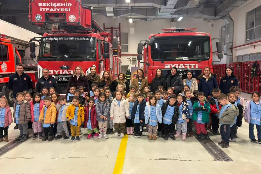 Eskişehir’de Miniklerden İtfaiye Ziyareti ve Kukla Tiyatrosu Keyfi