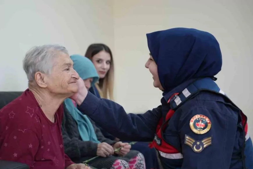 Bayburt’ta Jandarmadan Huzurevi Sakinlerine Anlamlı Ziyaret