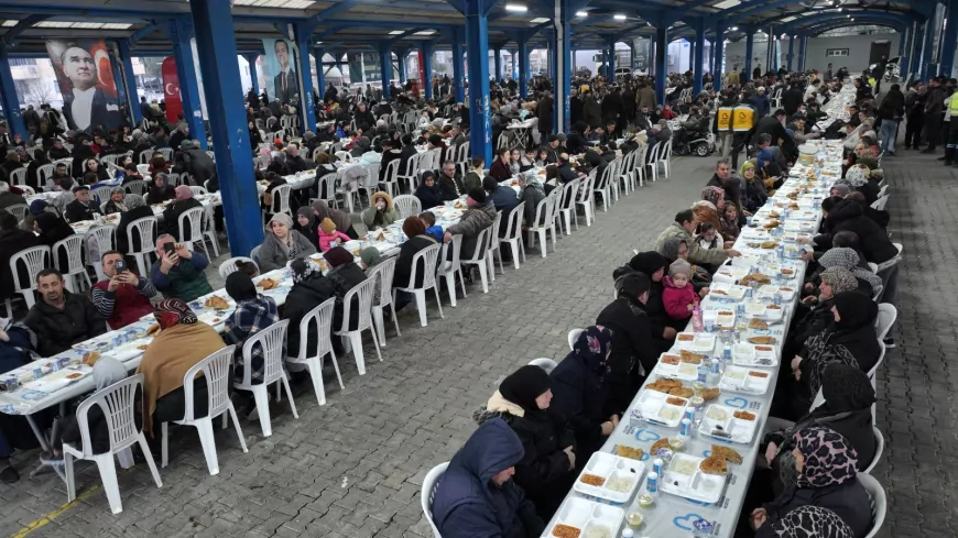 Büyükşehir’in İftar Sofrası Altıeylül’de Vatandaşları Buluşturdu