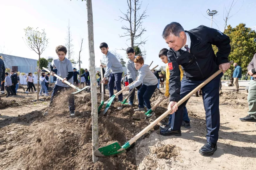 Kültürpark’ta Beton Alan Yeşile Dönüştü: 190 Fidan Toprakla Buluştu