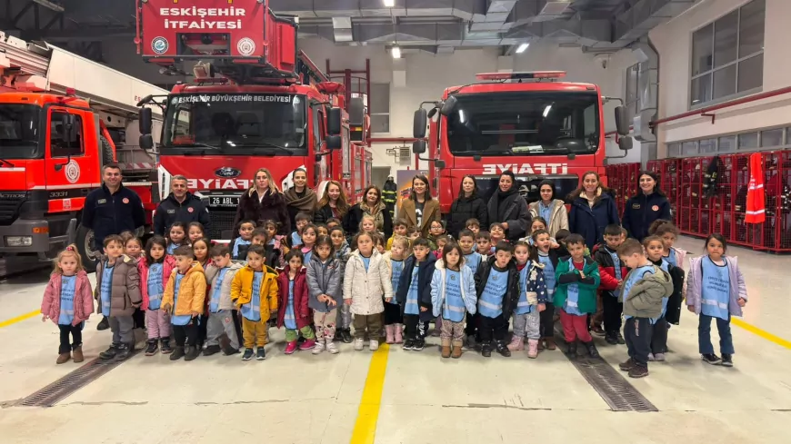Eskişehir’de Miniklerden İtfaiye Ziyareti ve Kukla Tiyatrosu Keyfi
