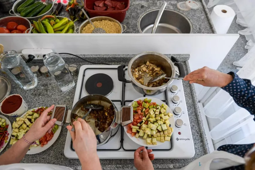 İzmir’de Kadınlara Dayanışma Alanı: Mahalle Mutfağı Açıldı