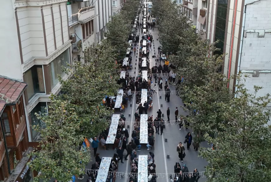 Balıkesir’de 10 Bin Kişilik Dev İftar Sofrası Kuruldu