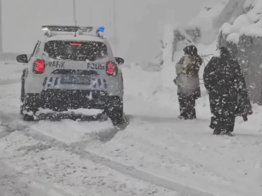 Hakkari’de Yolda Kalan Aileyi Polis Kurtardı