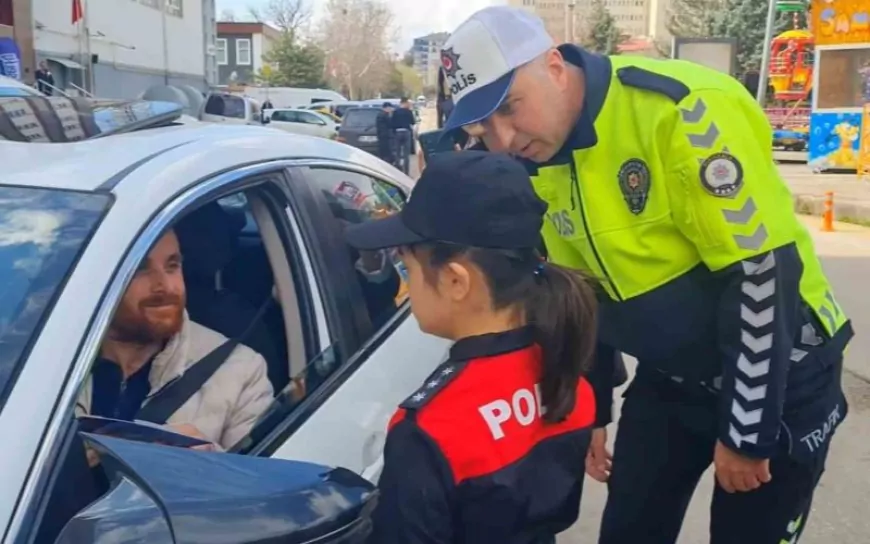 Polis Üniforması Giyen Özel Öğrencilerden Anlamlı Trafik Uyarısı