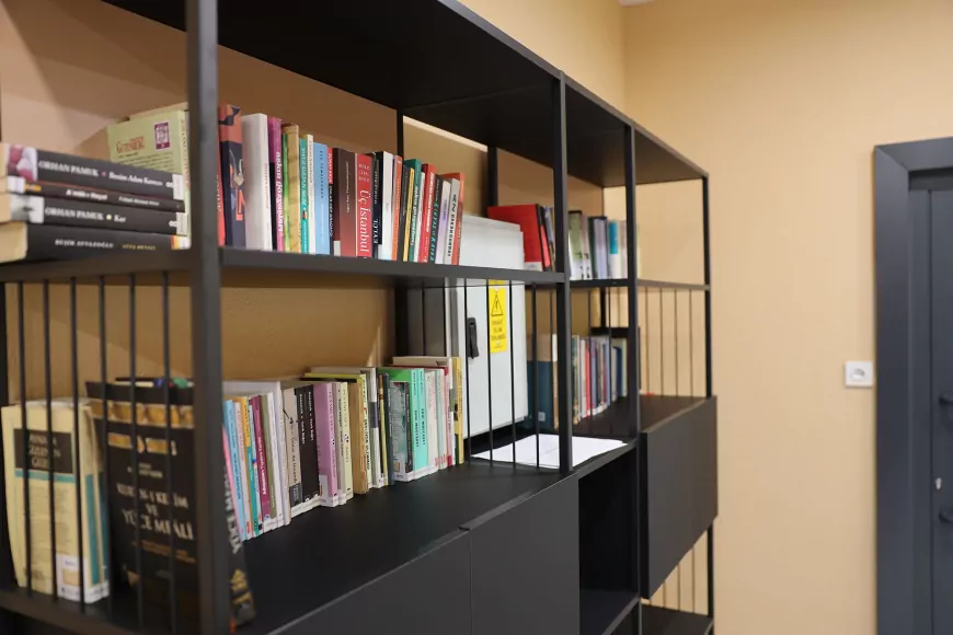 Sakarya’da Öğrenciler Çamaşır Beklerken Kitap Okuyor