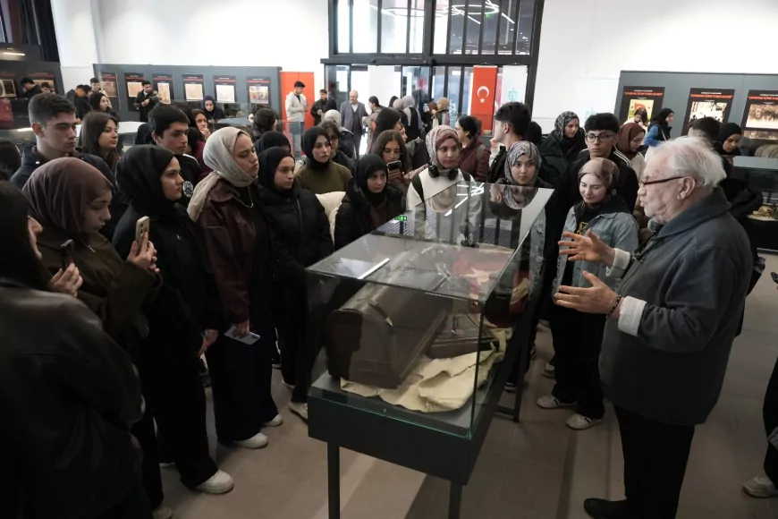 Buram Buram Tarih Kokan Sergiye Büyük İlgi: Çanakkale Ruhu İzmit’te Yaşatılıyor