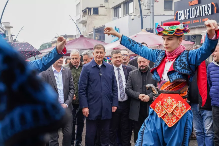 İzmir Yeni Bir Festival Kazandı: Başkan Tugay Tire’de Önlük Giydi, Mutfağa Girdi