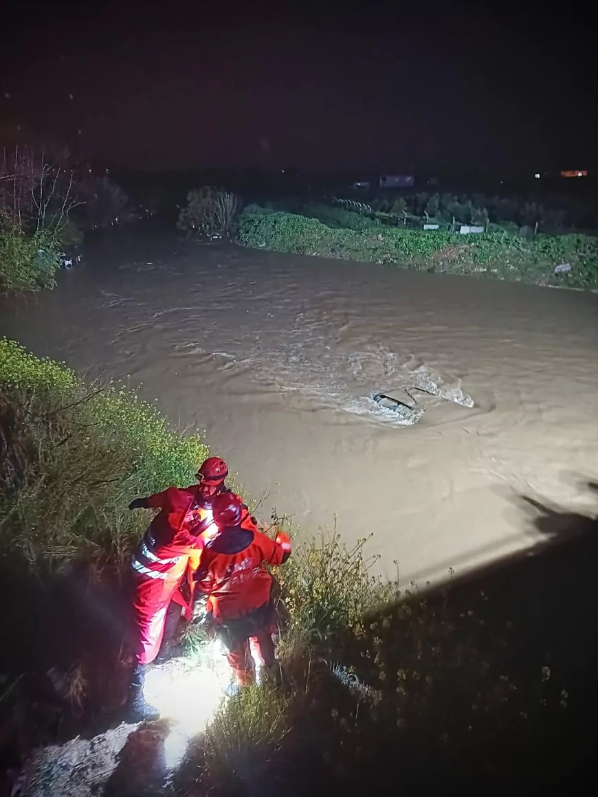 Menderes’te Araç Dereye Uçtu İtfaiye Seferber Oldu