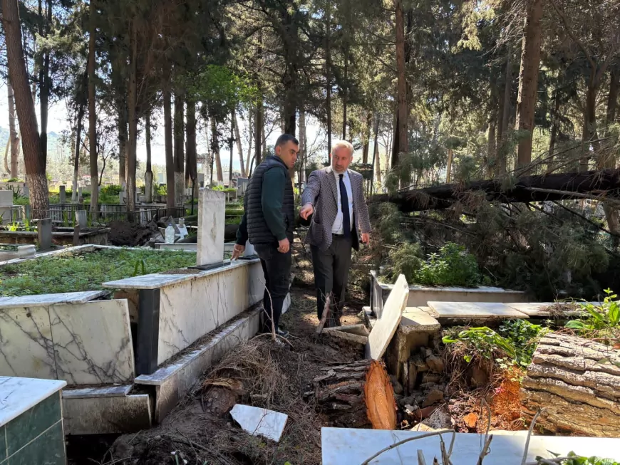 İzmir’de Fırtınanın Zarar Verdiği Mezarlıklarda Hızlı Müdahale
