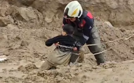 Torbalı’da Çamura Saplanan İki Çocuk Kurtarıldı