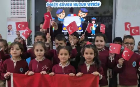 Niğde’de Minik Öğrencilerden Polislere Sevgi Dolu Kutlama