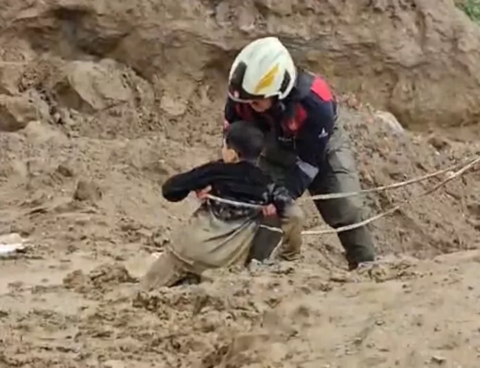 Torbalı’da Çamura Saplanan İki Çocuk Kurtarıldı