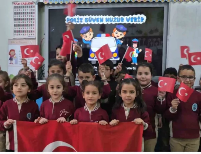 Niğde’de Minik Öğrencilerden Polislere Sevgi Dolu Kutlama