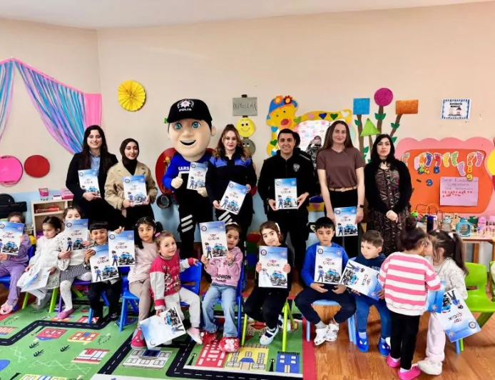 Kars’ta Öğrencilere Polis Maskotuyla Güvenlik Eğitimi