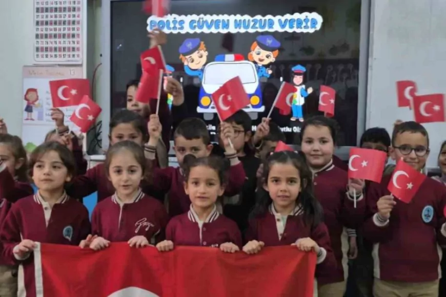 Niğde’de Minik Öğrencilerden Polislere Sevgi Dolu Kutlama