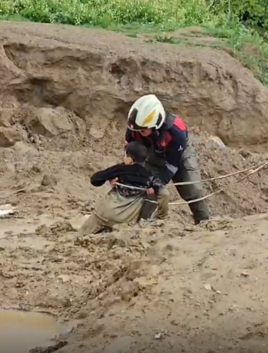 Torbalı’da Çamura Saplanan İki Çocuk Kurtarıldı