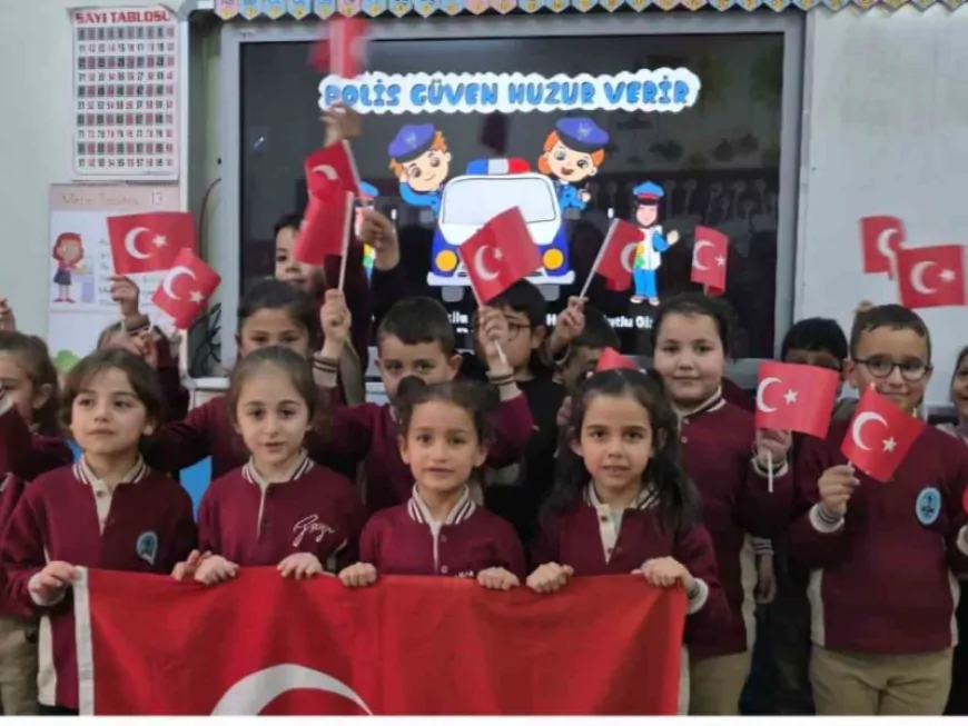 Niğde’de Minik Öğrencilerden Polislere Sevgi Dolu Kutlama
