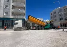 Şanlıurfa Büyükşehir Belediyesi Viranşehir’de Uğur Boran Caddesi’ni sıcak asfaltla yeniliyor