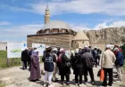 Van Büyükşehir Belediyesi’nin “Yürüdükçe Hatırlarız” Projesinin İlk Rotası Eski Van Şehri Oldu