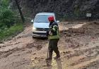 Trabzon Büyükşehir Belediyesi İtfaiye Ekipleri Araklı’da Selde Mahsur Kalan 2 Vatandaşı Kurtardı