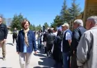 Eskişehir Büyükşehir Belediye Başkanı Ayşe Ünlüce bayram arifesinde mezarlık ziyaretçileriyle buluştu