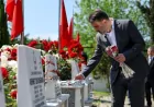 Bursa Büyükşehir Belediyesi Başkan Vekili Şahin Biba arefe gününde şehitlikleri ziyaret edip esnafın bayramını kutladı