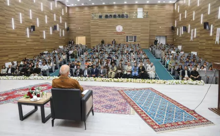 Yazar Savaş Şafak Barkçin Van’da Öğrencilerle Bir Araya Geldi