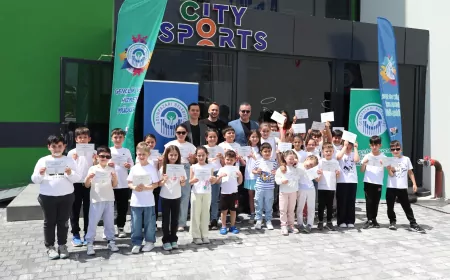 Minik yüzücüler katılım belgelerini aldı