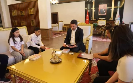 Rasim Arı, Kitap Kurdu Eymen Açık’ı Belediyede Ağırladı
