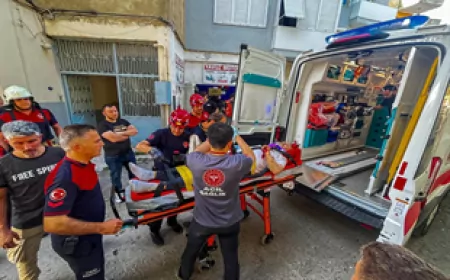 Buca’da Apartman Boşluğuna Düşen Yaralıyı İtfaiye Kurtardı