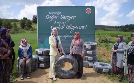 Bilecik Belediye Başkanı Melek Mızrak Subaşı Kızıldamlar Köyü Çiftçileriyle Buluşarak Sulama Borusu Dağıttı