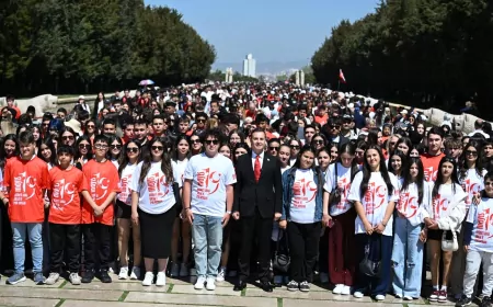 Balıkesir Büyükşehir Belediye Başkanı Ahmet Akın 1071 gençle Anıtkabir’de Ata’nın huzuruna çıktı