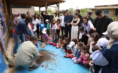 Diyarbakır’da üniversite ve anaokulu öğrencileri Kerpiç Atölyesi’nde sürdürülebilir yapıları deneyimledi