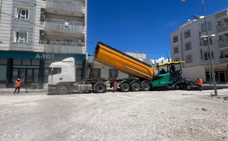 Şanlıurfa Büyükşehir Belediyesi Viranşehir’de Uğur Boran Caddesi’ni sıcak asfaltla yeniliyor