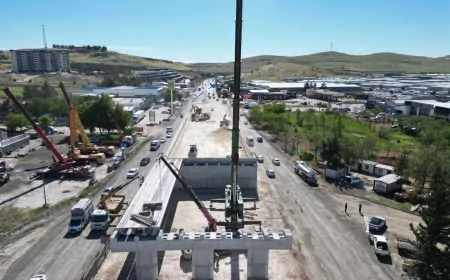 Şanlıurfa Büyükşehir Belediyesi’nin Evren Sanayi Sitesi Kavşak Projesinde Kiriş Montajı Başladı
