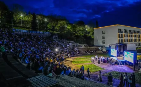 Trabzon Büyükşehir Belediyesi Şehir Tiyatrosu’nun “Ünlü Show” Gösterisi Sanatseverlerden Yoğun İlgi Gördü