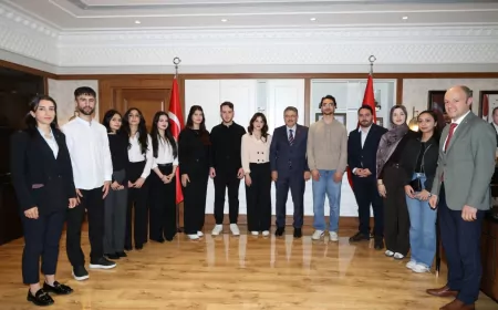 Trabzon Büyükşehir Belediye Başkanı Ahmet Metin Genç başarılı hukuk öğrencilerine ödüllerini takdim etti