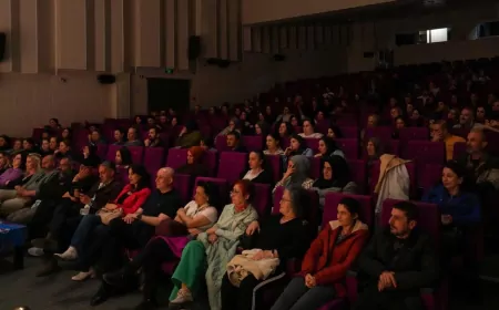 Trabzon Büyükşehir Belediyesi’nin “Bekleme Odası” Oyunu Tiyatroseverlerden Yoğun İlgi Gördü