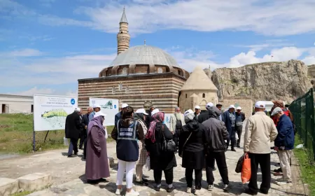 Van Büyükşehir Belediyesi’nin “Yürüdükçe Hatırlarız” Projesinin İlk Rotası Eski Van Şehri Oldu