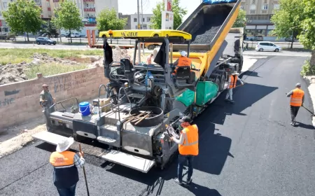 Şanlıurfa Büyükşehir Belediyesi Viranşehir’de Uğur Boran Caddesi’ni sıcak asfaltla yeniledi