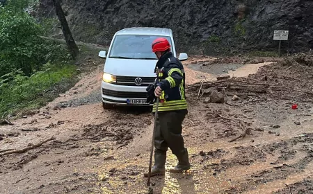 Trabzon Büyükşehir Belediyesi İtfaiye Ekipleri Araklı’da Selde Mahsur Kalan 2 Vatandaşı Kurtardı