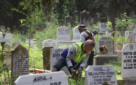 Bursa Büyükşehir Belediyesi 17 İlçedeki Mezarlıkları Kurban Bayramı Öncesi Hazır Hale Getirdi